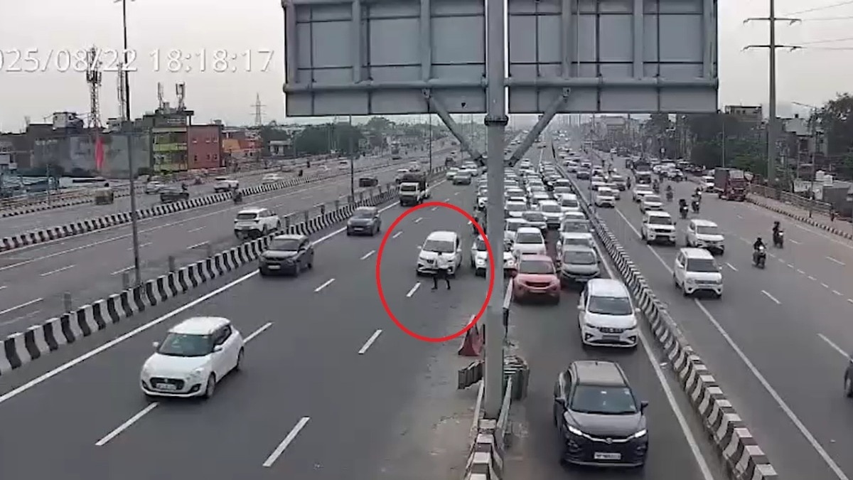 तेज रफ्तार कार ने ट्रैफिक पुलिस के सिपाही को मारी टक्कर. (Photo: Screengrab)