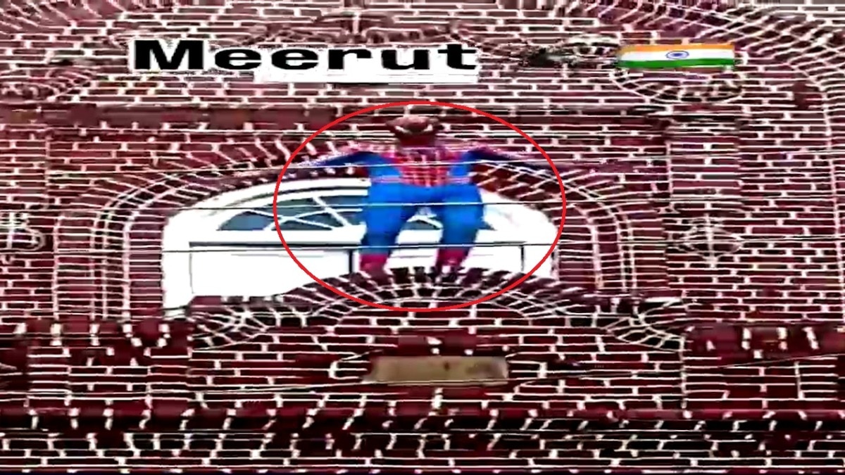 घंटाघर की बिल्डिंग पर चढ़कर स्टंट करता युवक. (Photo: Screengrab)