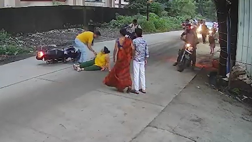 पालघर: एक घंटे में 5 हादसे, नई सड़क पर कई बाइक सवार फिसले, गिरने से 10-12 लोग घायल- VIDEO