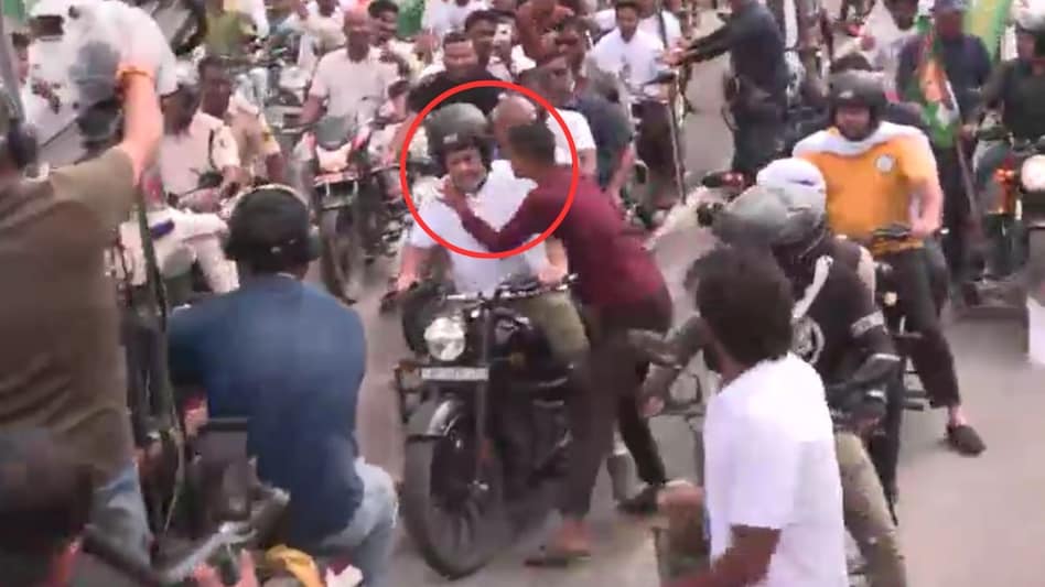 सिक्योरिटी तोड़कर राहुल गांधी को Kiss करने दौड़ा युवक, पूर्णिया में बाइक यात्रा के दौरान सुरक्षा में बड़ी चूक - man breaks security kiss rahul gandhi voter adhikar ...