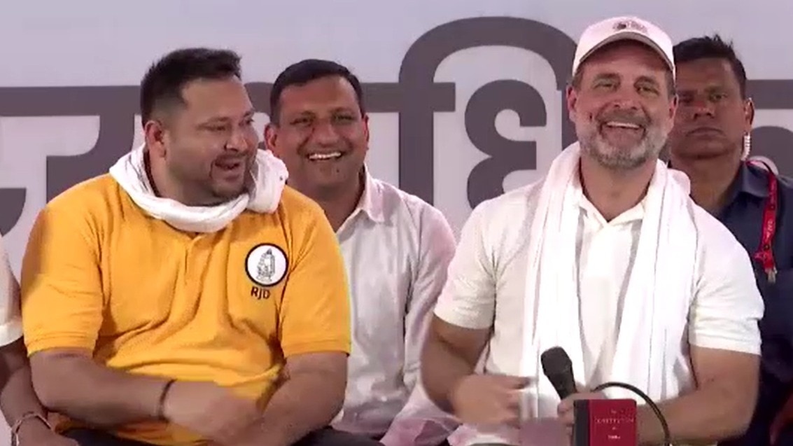 प्रेस कॉन्फ्रेंस के दौरान मंच पर एक साथ मौजूद तेजस्वी यादव और राहुल गांधी. (Photo: Screengrab)