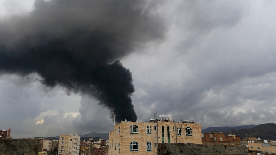 इजरायली एयर स्ट्राइक से दहली यमन की राजधानी सना, दो की मौत, हूती विद्रोहियों पर दागी मिसाइलें - israel airstrikes yemen sanaa houthis gaza red sea iran backed rebels ntc - AajTak