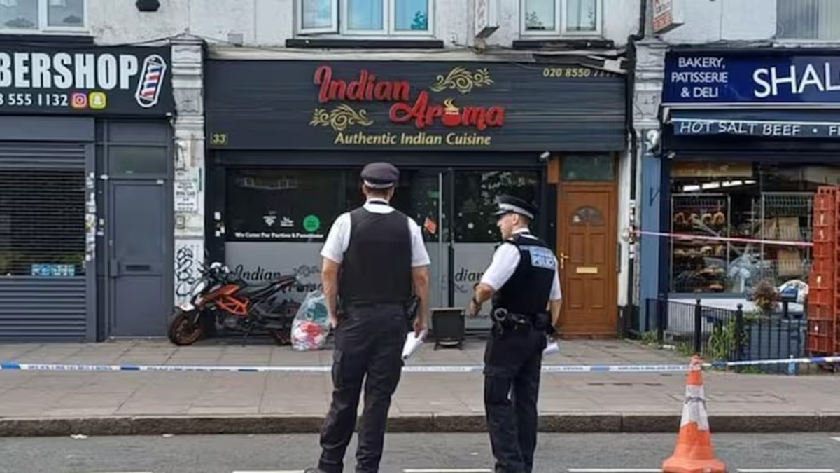 लंदन में इंडियन अरोमा रेस्टोरेंट में आगजनी. (Photo: Reuters)