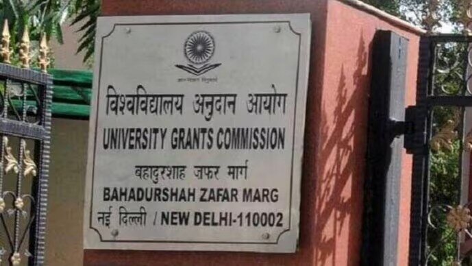 UGC ने बताया कि छात्र अब मनोविज्ञान, पोषण और हेल्थ केयर जैसे कोर्स ऑनलाइन नहीं पढ़ सकेंगे. ( Photo: India Today)
