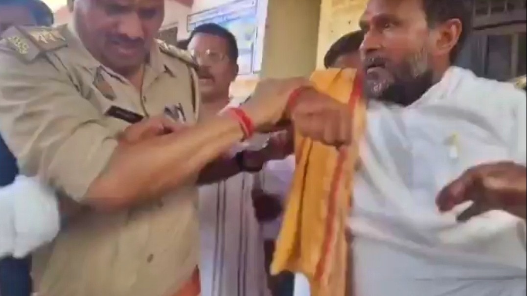 बलिया में BJP नेता को घसीटते हुए गाड़ी तक ले गई पुलिस (Photo: screengrab)