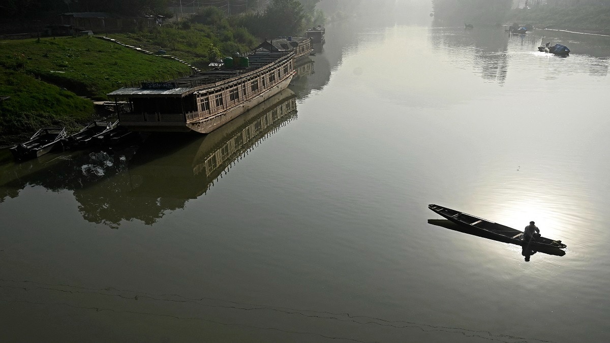 झेलम की हाउसबोट्स में मेहमानों का आना लगातार कम हो रहा है. (Photo- AFP)
