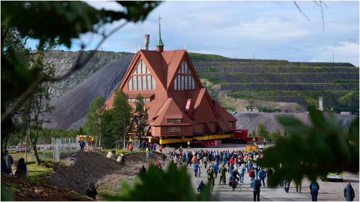 672 टन का चर्च दो दिन में तय कर गया सफर (Photo-AP)