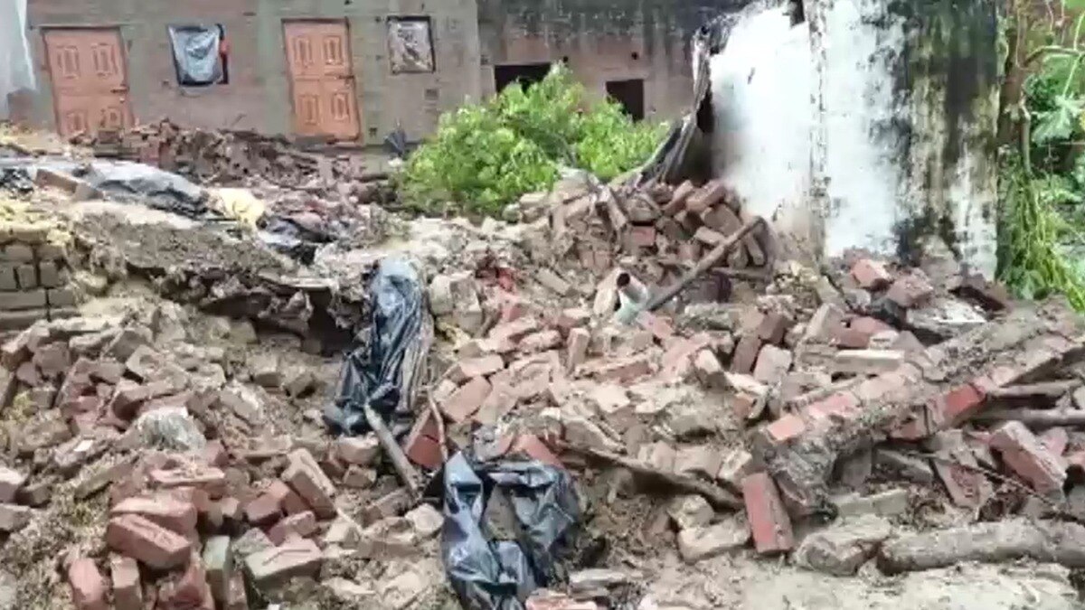 मकान गिरने से एक ही परिवार के तीन लोगों की मौत.  (Photo: Screengrab)