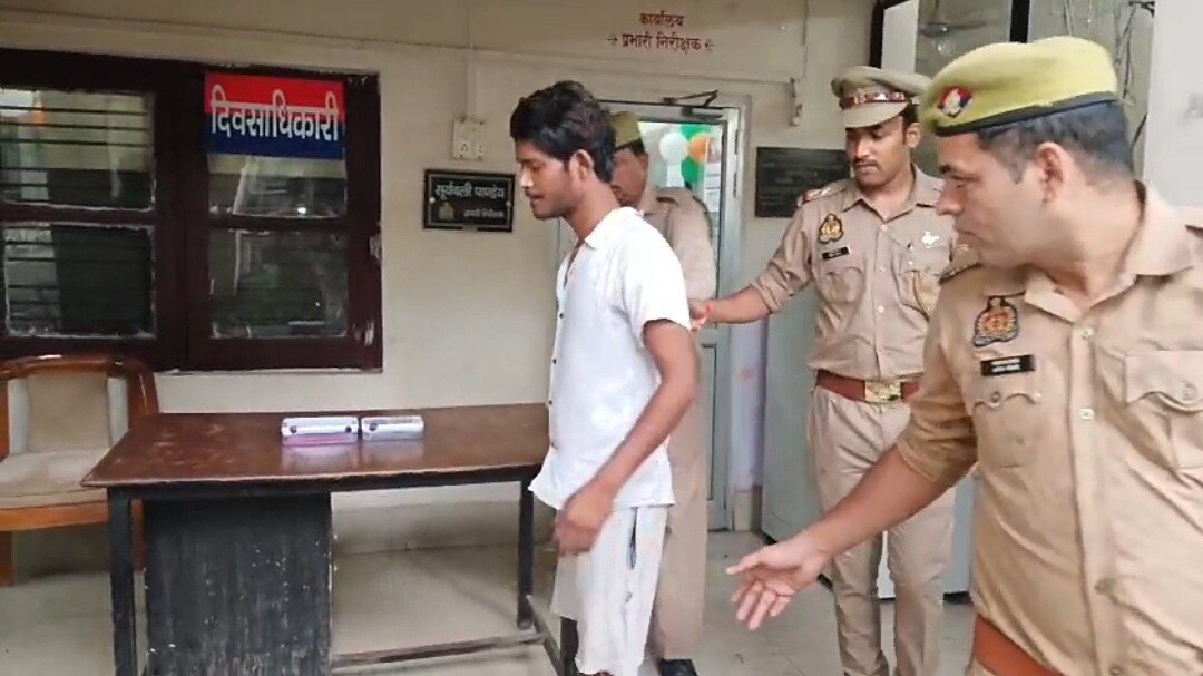 पुलिस गिरफ्त में महिला डॉक्टर का फोन चोरी करने वाला चोर. (Photo: Ranjay Singh/ITG)