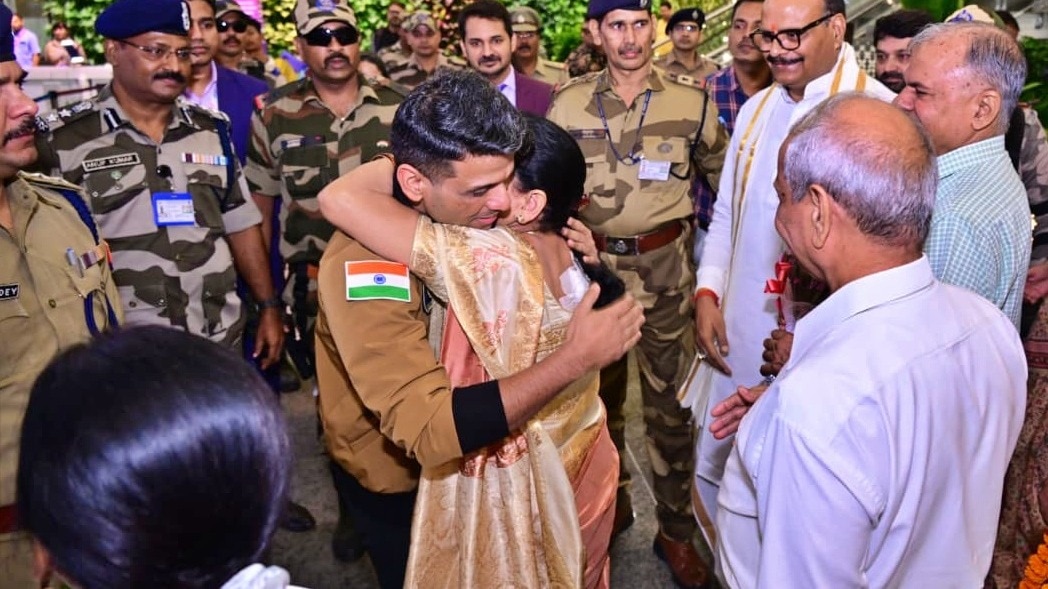 Shubhanshu Shukla got emotional after meeting his mother (Photo: screengrab)