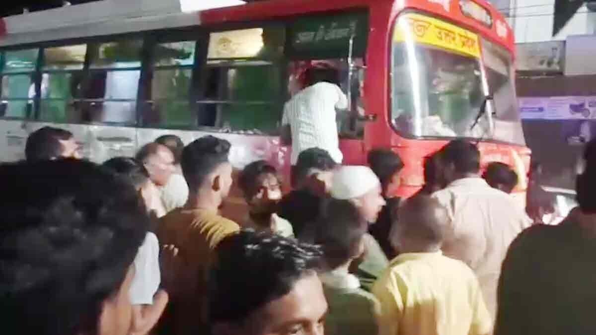 दबंगों ने रोडवेज बस पर किया हमला (Photo: Screengrab)