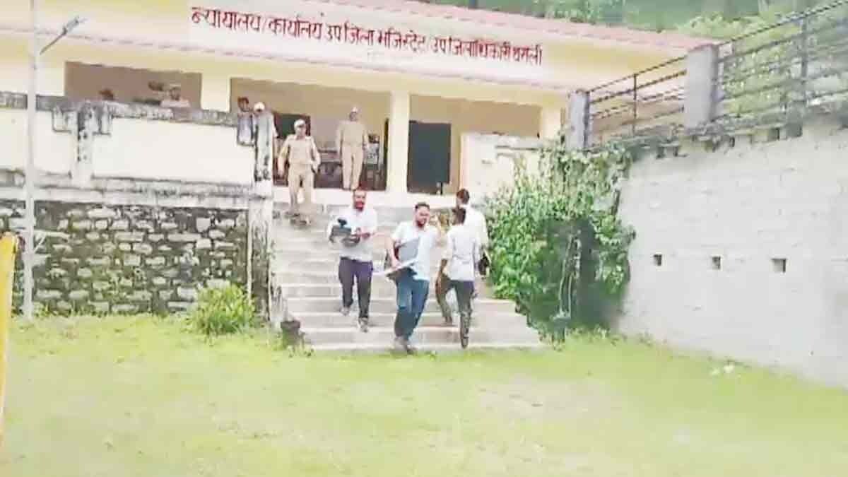  पहाड़ी से मलवा गिरने से मची अफरातफरी (Photo: Screengrab)