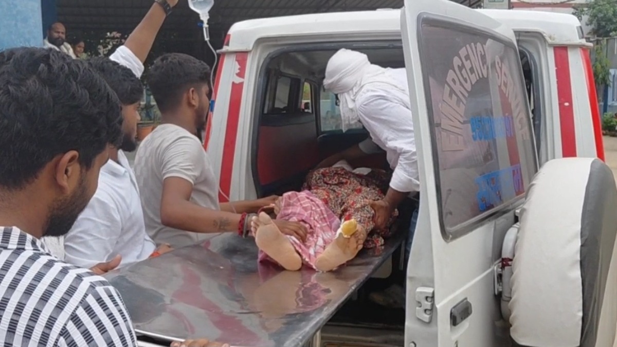 घायल काजल को वाराणसी रेफर किया गया है.(Photo: Ranjan Kumar/ITG)