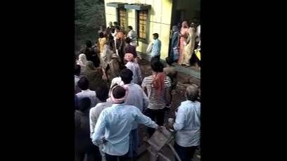 झांसी के खाद बिक्री केंद्र पर बवाल. (Photo: Screengrab)