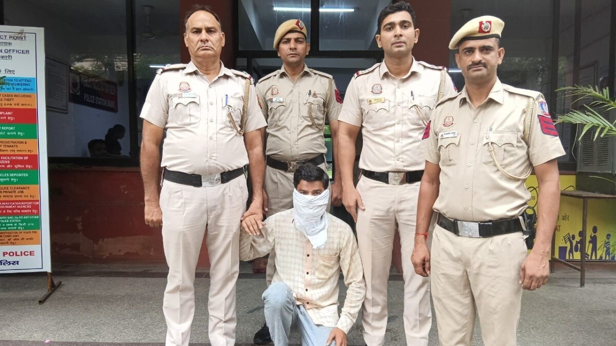 पुलिस गिरफ्त में युवती की हत्या करने वाला आरोपी टेलर. (Photo: Om Pratap Shukla/ITG)