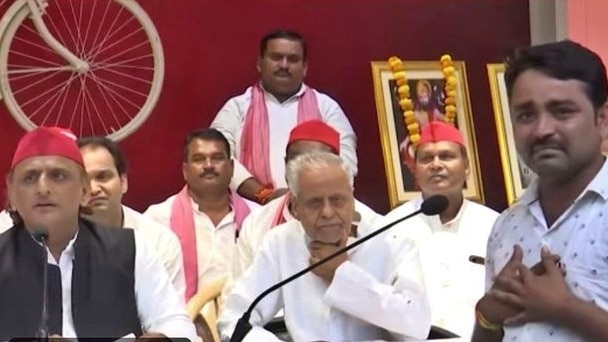 अखिलेश के सामने सत्यम त्रिवेदी ने बयां किया दर्द (Photo: Screengrab)