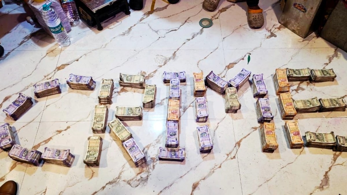 लेडी तस्कर से बरामद 48 लाख रुपए कैश.