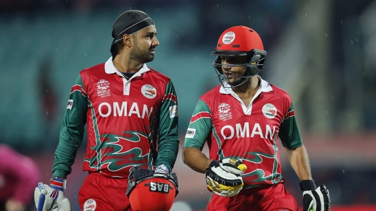 मैदान से बाहर जाते जतिंदर सिंह और अदनान इलियास. Photo (AP)