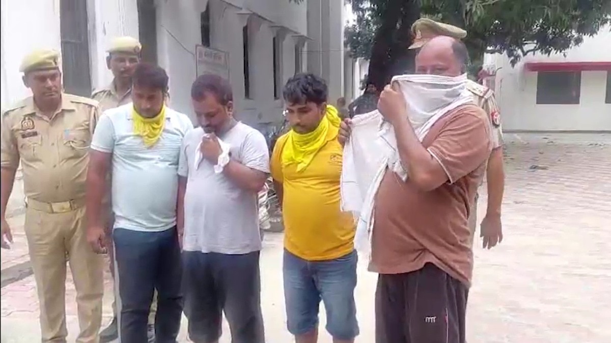 पुलिस गिरफ्त में हनी ट्रैप गैंग के आरोपी. (Photo: Screengrab)