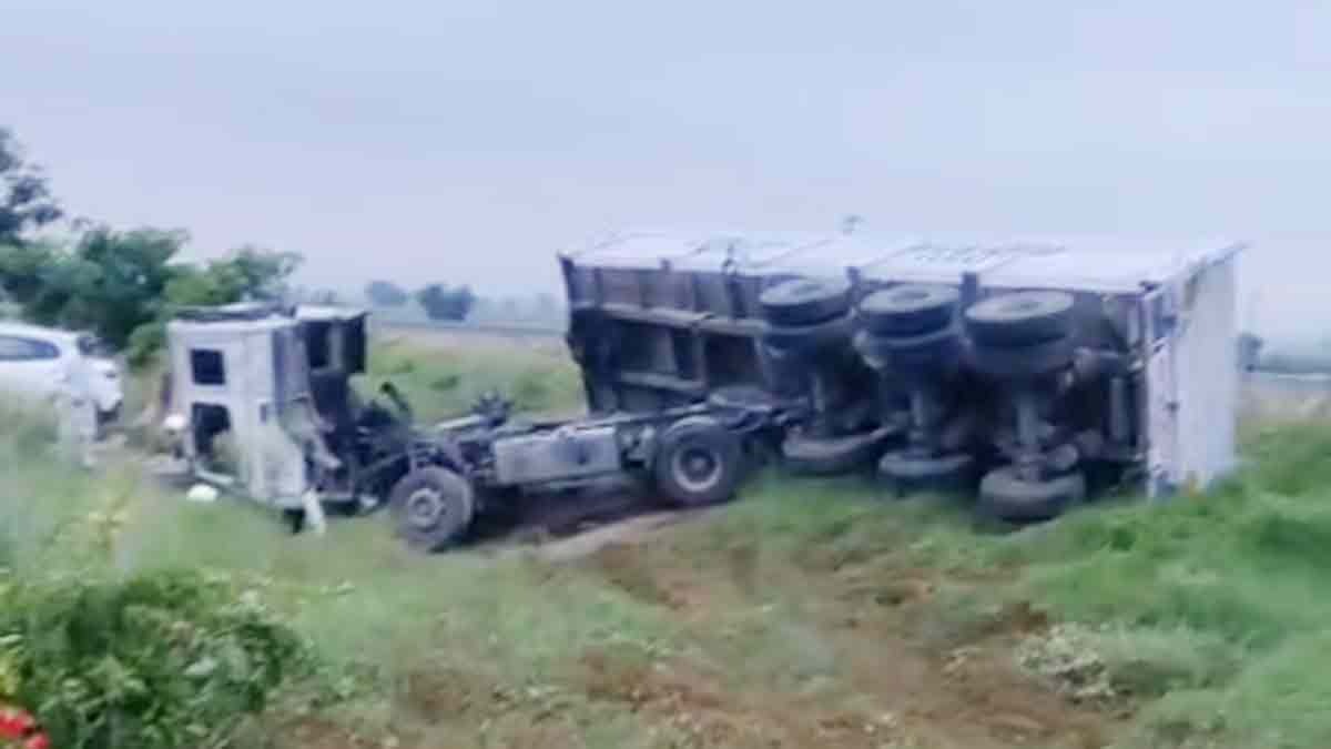 ट्रेलर अनियंत्रित होकर डिवाइडर से टकराया 