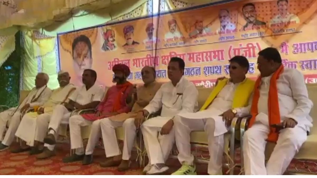 क्षत्रिय महासभा की पंचायत में कहा गया है कि बेटियों को दहेज में तलवार-रिवॉल्वर दें. (Photo: ITG)