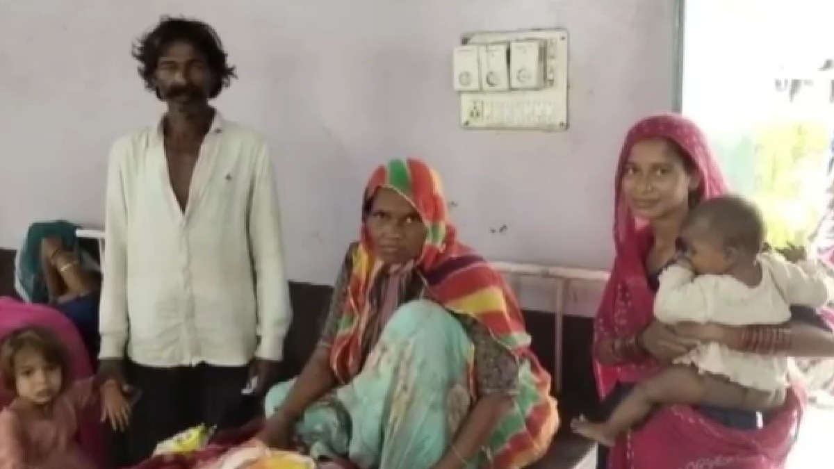 55 साल की महिला ने 17वें बच्चे को दिया जन्म, पति बोला- बहुत गरीब हैं, रहने को घर नहीं - rajasthan udaipur tribal woman birth 17th child family planning failure lcltm - AajTak