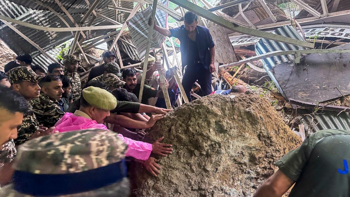 वैष्णो देवी मार्ग पर भूस्खलन और बाढ़ के बाद राहत बचाव कार्य जारी है. (Photo- PTI)