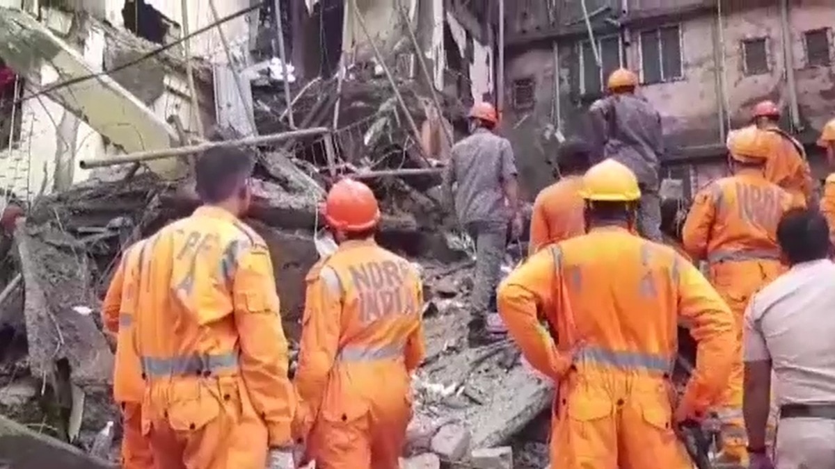 महाराष्ट्र के पालघर में बड़ा हादसा, चॉल पर गिरा अपार्टमेंट का पिछला हिस्सा... 2 लोगों की मौत और 9 घायल