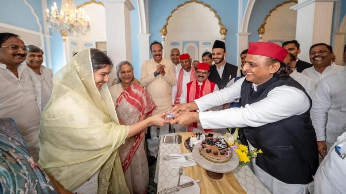 Gathering of SP leaders on Iqra Hasan's birthday (Photo: X/@IqraMunawwar_)