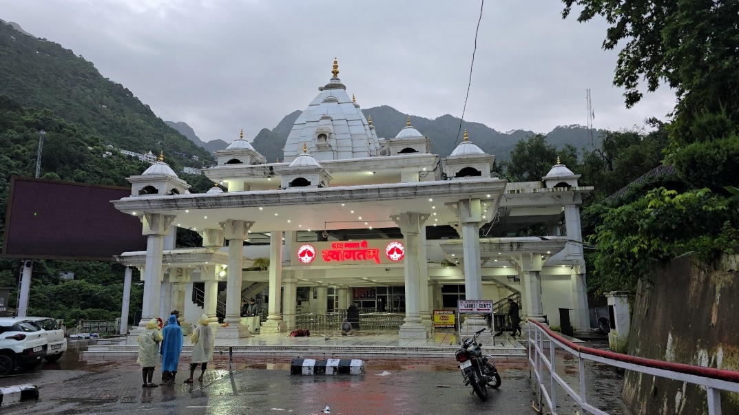 वैष्णों देवी यात्रा स्थगित होने के बाद मंदिर परिसर एक सूनसान दिखाई दिया. (Photo-PTI)