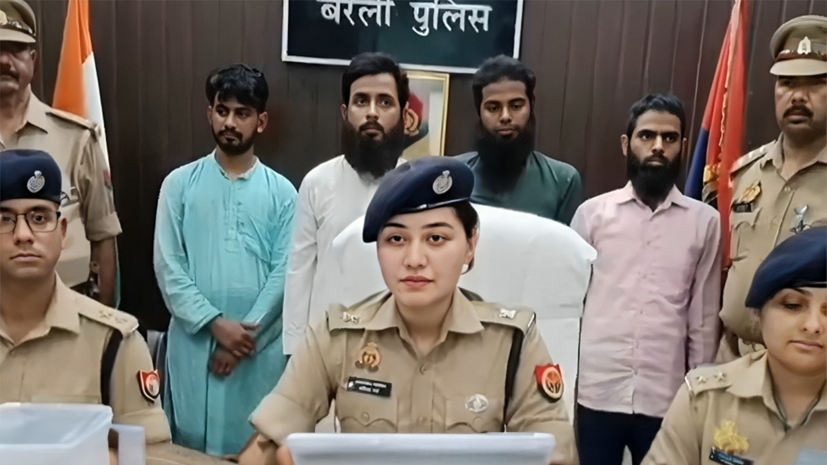  बरेली की एसपी दक्षिणी अंशिका वर्मा  ने धर्मांतरण कर रहे गैंग का खुलासा किया (Photo: Screengrab)
