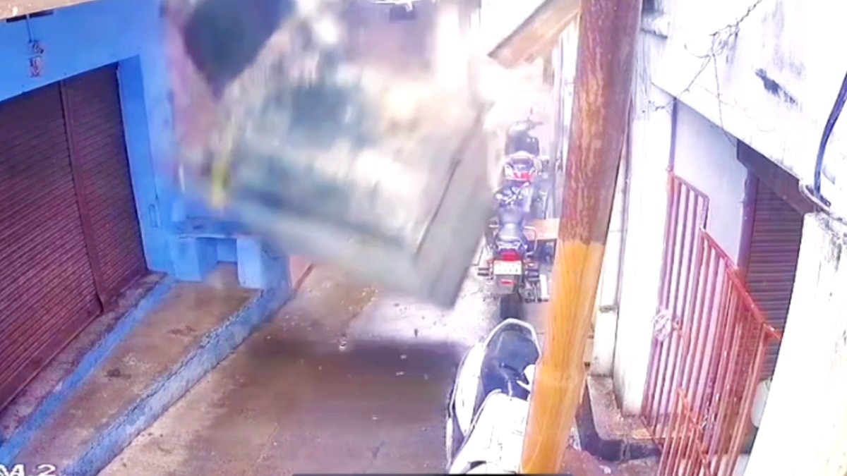 गली में गिरा होटल का टॉयलेट.