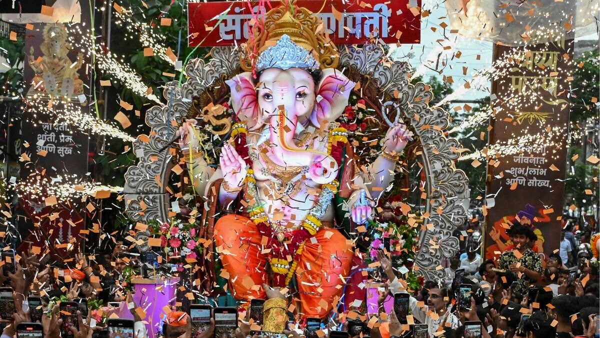 Ganesh Chaturthi 2025: गणेश चतुर्थी पर क्या है रात की पूजा का मुहूर्त? इस विधि से करें गणपति की उपासना