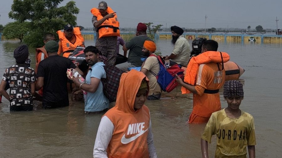 पंजाब के स्कूल में 400 छात्र पानी में फंसे हैं. ( Photo: India Today)
