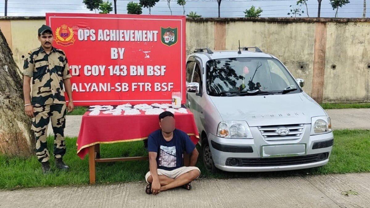 बीएसएफ ने तस्करी के आरोपी को किया गिरफ्तार. (Photo: Anupam Mishra/ITG)