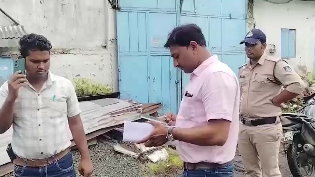 उज्जैन के पोहा फैक्ट्री में काम के दौरान महिला की मौत. (Photo: Screengrab)