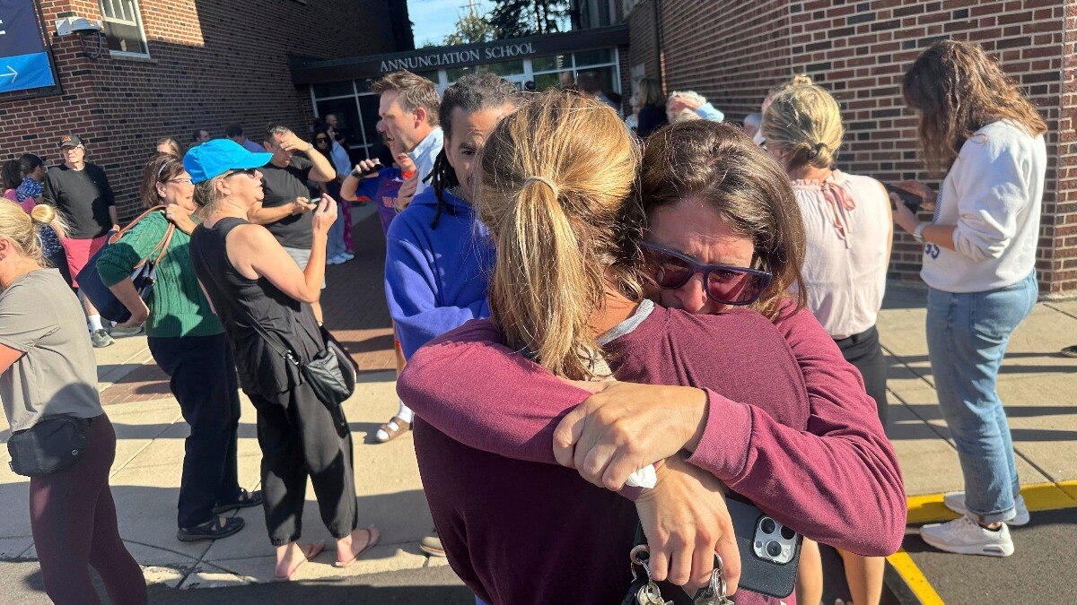 अमेरिका के मिनेसोटा में स्कूल के अंदर गोलीबारी (Photo: AP)