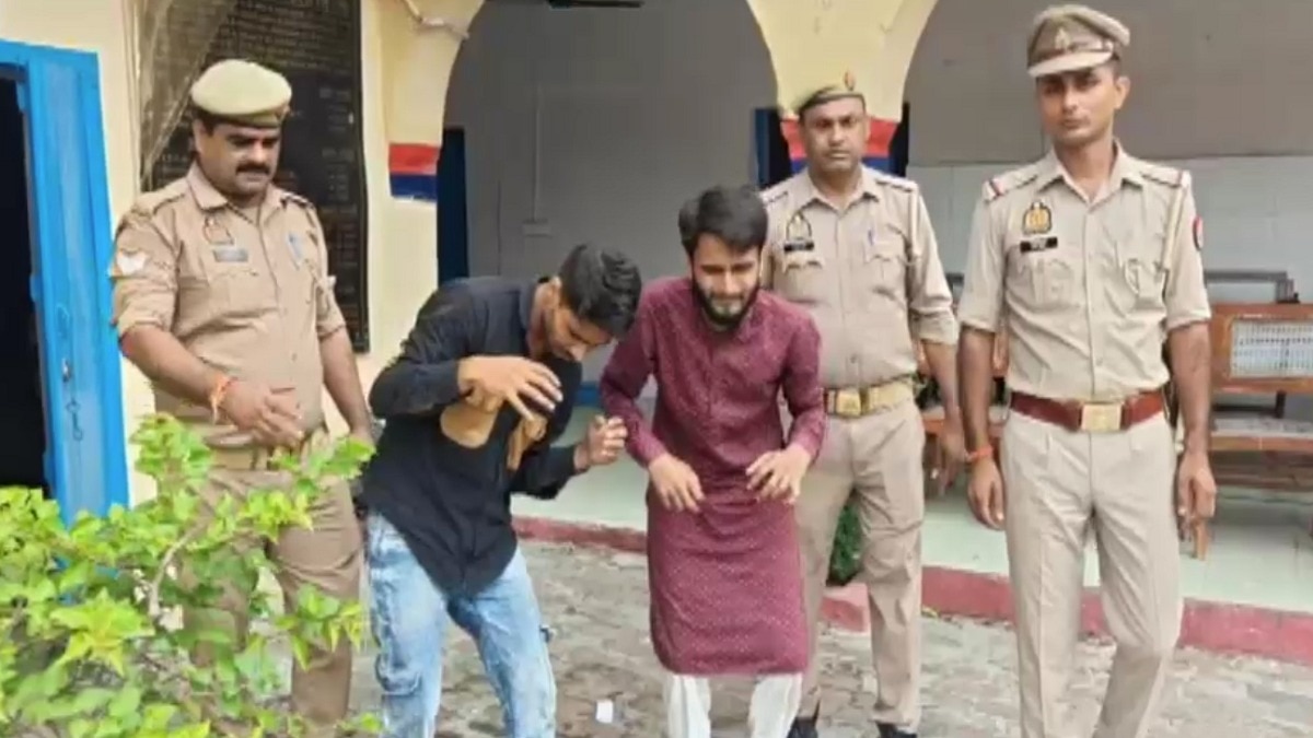 आरोपी हाथ जोड़कर गिड़गिड़ाने लगे- (Photo: Screengrab)