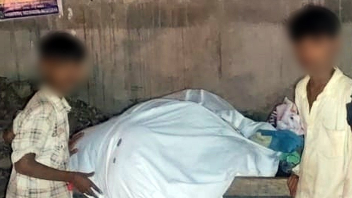 पिता का शव रखकर भीख मांगते बच्चे (photo:ITG)