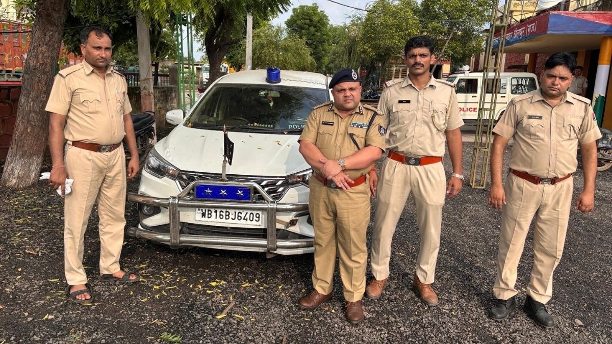 धौलपुर में पकड़ा गया बंगाल का फर्जी अफसर. (Photo: X/@DholpurPolice)