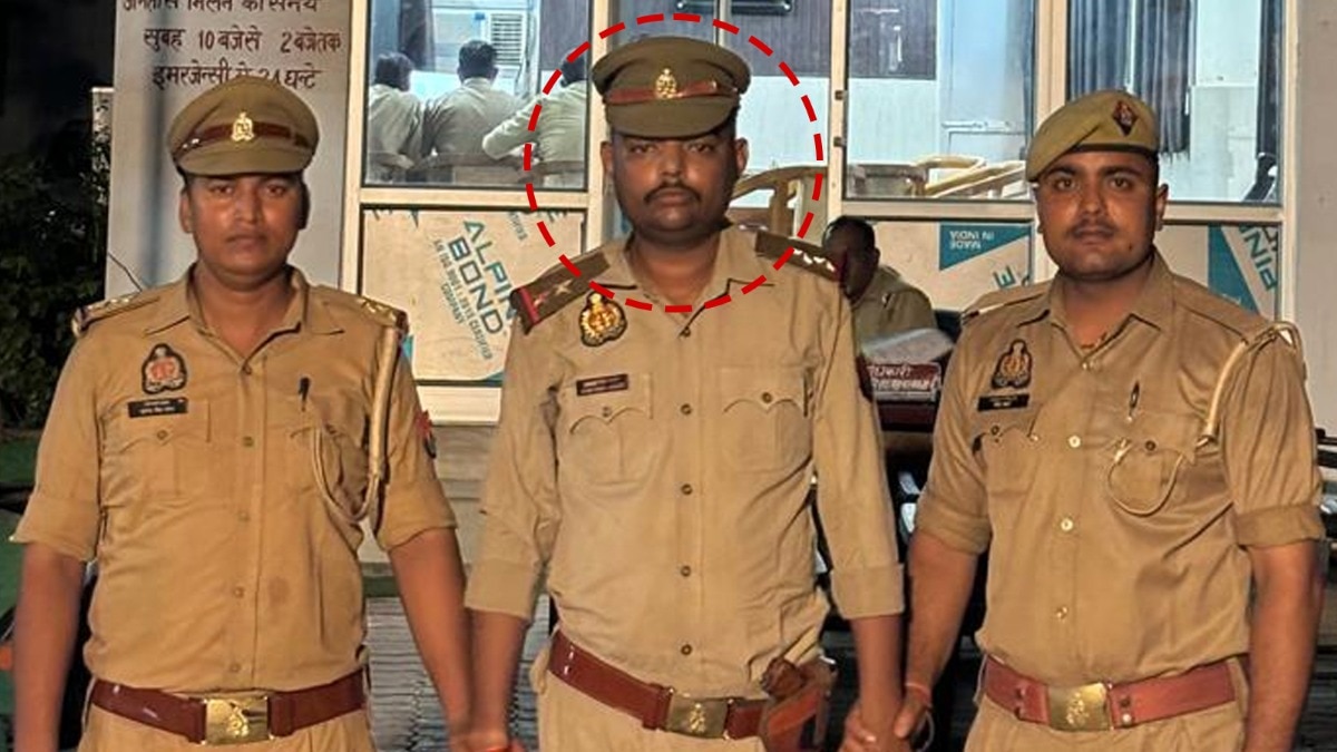 कानपुर पुलिस ने फर्जी दाराेगा (लाल घेर में)  बनकर वसूली कर रहे युवक को गिफ्तार किया है. (Photo:ITG)