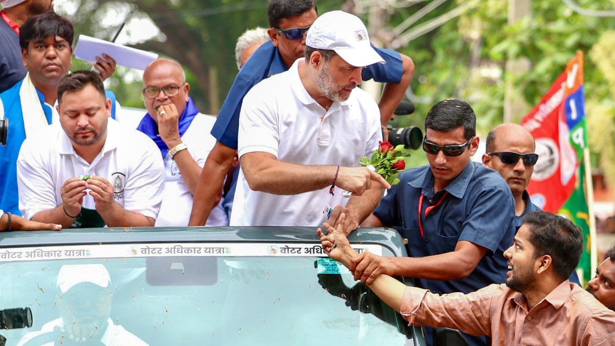 वोट अधिकार यात्रा के दौरान मीडिया के फोकस में राहुल गांधी ही हैं. तेजस्वी कहीं खो से गए हैं. (फोटो- पीटीआई)