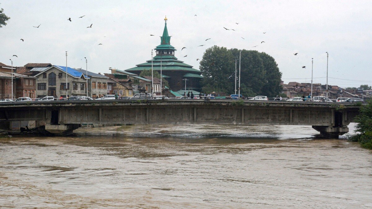 Srinagar: Water level of the River Jhelum rises following incessant rainfall, in Srinagar (PTI Photo)
