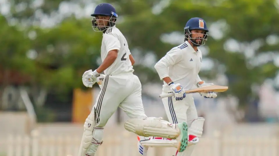दलीप ट्रॉफी में रजत पाटीदार और दानिश मालेवर ने शतकीय पारी खेली. Photo (PTI)