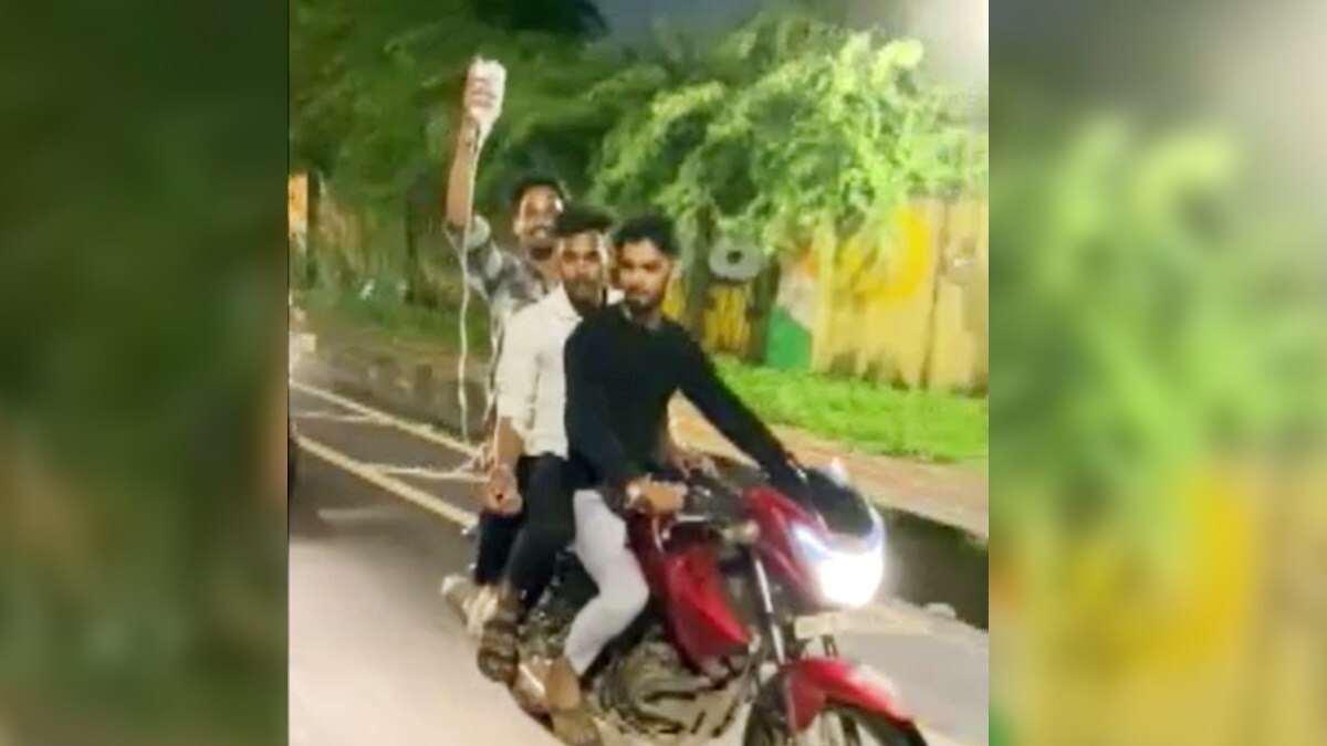 चढ़ती ड्रिप के साथ दोस्त को बाइक पर घुमाने निकले, मौज-मस्ती के बाद अस्पताल छोड़ गए, देखें Video