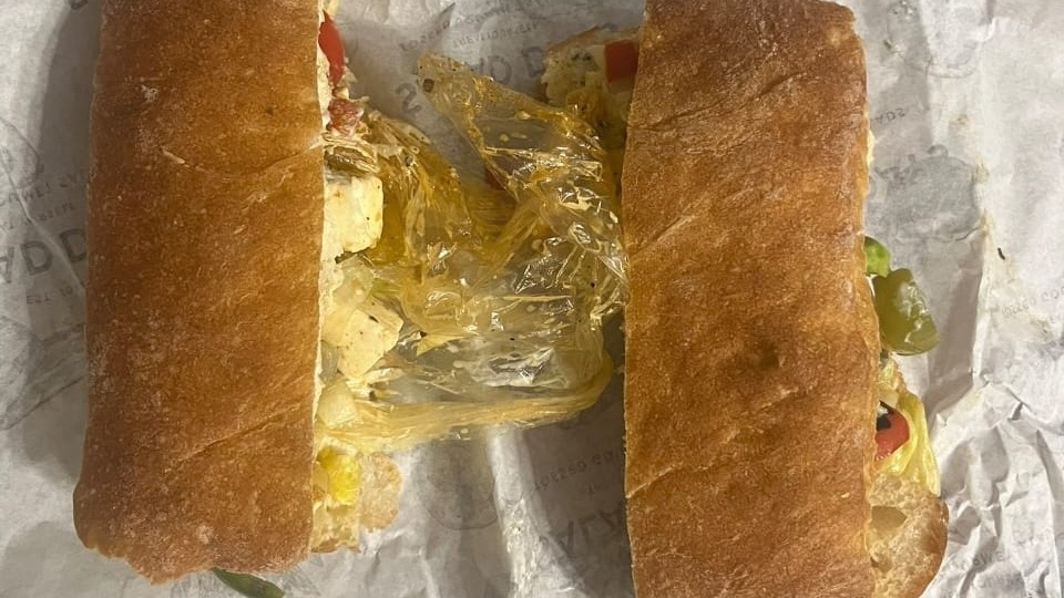 सैंडविच में मिला प्लास्टिक ग्लव्स (Photo: ITG)