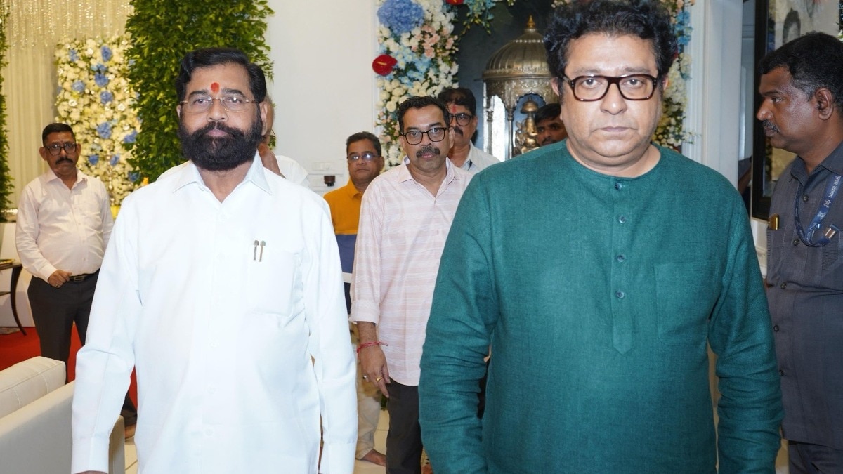 राज ठाकरे के घर पर इस बार गणेशोत्सव में उद्धव और फडणवीस भी पहुंचे थे (Photo: X)