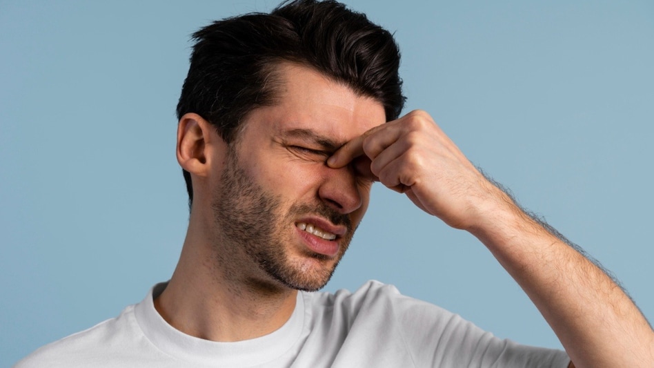 रोज की ये गलत आदतें आपकी आंखों को पहुंचा सकती हैं नुकसान, तुरंत हो जाएं  अलर्ट - your habits may harm your eyes and health tvisp - AajTak