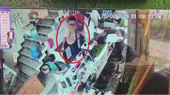  मोबाइल शॉप पर छेड़छाड़ की घटना हुई.(Photo: Usman Chaudhary/ITG)