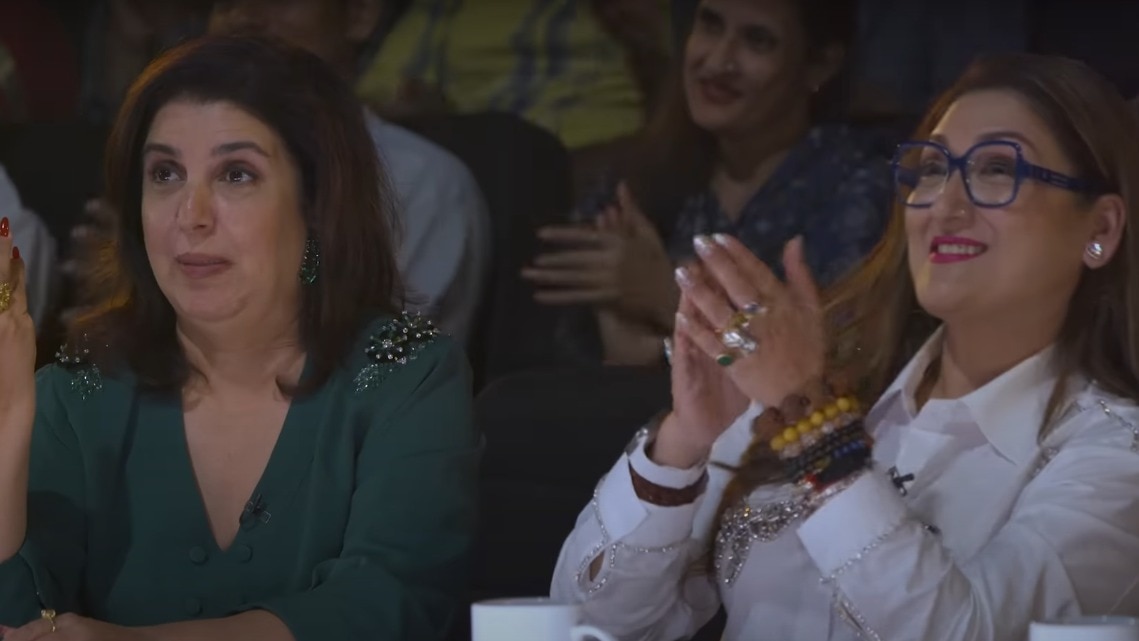 शो 'आंटी किसको बोला' में परफॉरमेंस देखते हुए फराह खान और सुनीता आहूजा (Photo: Youtube Screengrab)